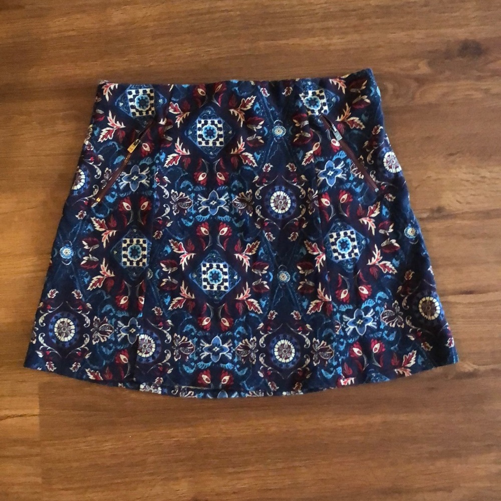 Patterned and Stretch Hollister Skirt withPockets